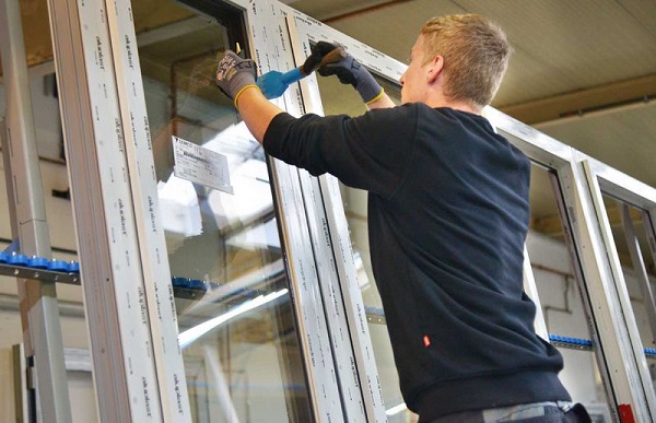 Thanks to bar code registration, the location of each insulated glass unit in the glass buffer is known. Workers on the glazing line scan the label on the frame or sash. The sheet is then guided by the A+W Cantor system out of the buffer and to glazing: a secure system without the need for searching.