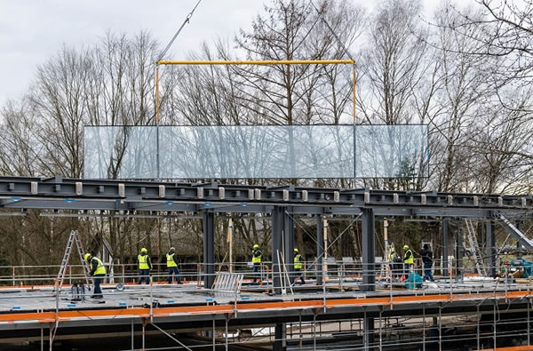 A milestone is achieved: with technical know-how and a great deal of dexterity the oversized insulation glass panes were installed on location at Langenneufnach. Photo: sedak