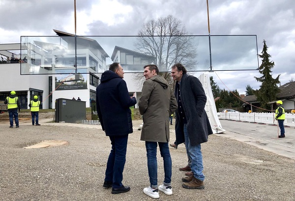 Achieving big things together: Bernhard Veh (Managing Director ofsedak), Peter Wagner (Managing Director and co-owner of Wagner) and Titus Bernhard (Titus Bernhard Architekten BDA) (from left to right) at the completion of the new Wagner Design Lab – the installation of the world‘s largest glass panes. Photo: sedak