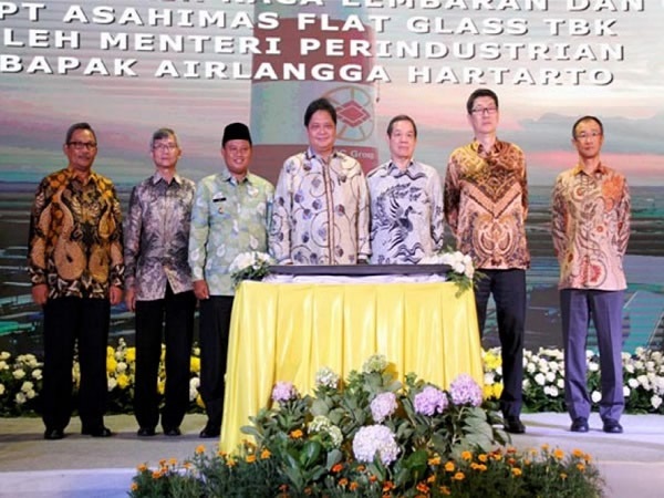 Airlangga Hartarto, Minister of Industry, Uu Ruzhanul Ulum Vice Governor of West Java, Achmad Sigit Dwiwahjono Director General of IKFT Ministry of Industry accompanied by Company Management, inaugurated a flat glass factory in Cikampek, West Java