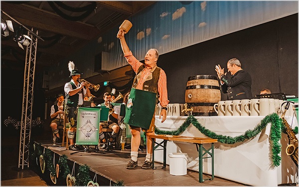 Director of Institute Prof. Ulrich Sieberath at the beer tapping on the festive evening of the Rosenheim Window and Façade Conference 2019 (Source: ift Rosenheim)