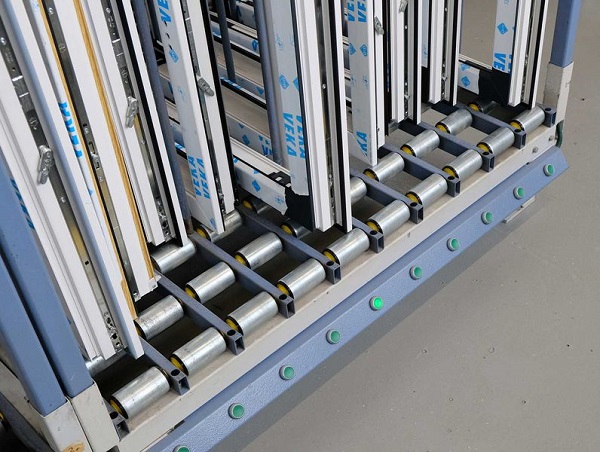 Smart assembly thanks to networked production: After scanning the barcode label when a finished frame arrives, the appropriate sash is indicated by a light signal on the sash buffer.