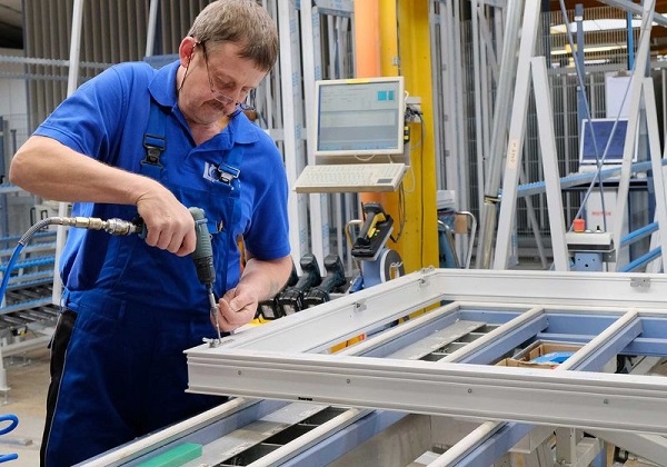 An A+W Cantor CIM-monitor in special construction: at LÖWE, most production workstations are networked