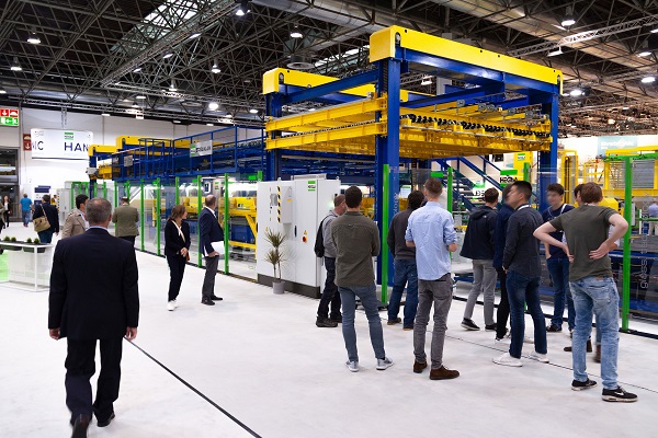 With the promise of up to 30 percent more output compared to a conventional cutting line, the new high-performance cutting system for laminated safety glass, StreamLam, attracted a great deal of interest from visitors.