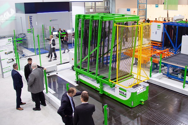 With the Automated Guided Vehicle (AGV), glass transport is automated between individual stations and flexibly customised at any time - all part of cutting-edge shop floor logistics.