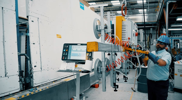 Safe lifting and manoeuvrability of glass off the Bystronic IGU line around the factory floor