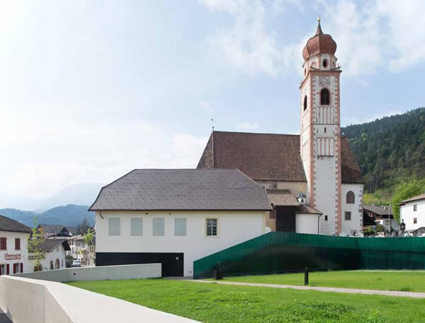 The Parish church „Mariä Himmelfahrt“ of the 12th century in the heart of Tisens.