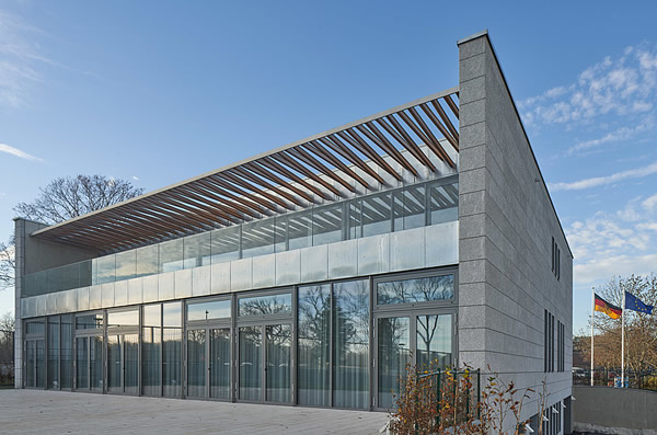 Thanks to the use of EUROWHITE NG as the basic glass, the triple insulation glazing provides maximum transparency.