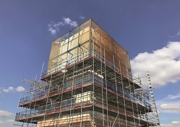 The glass artwork “In Other Words“ is high up on the top of the central tower of Cambridge Assessment.  Photo: sedak GmbH & Co. KG