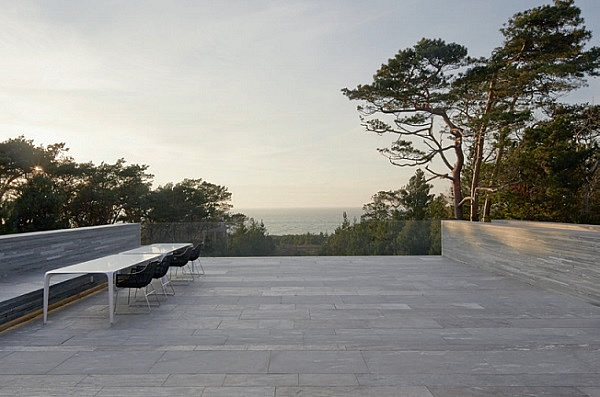 Wide views with glass: An allglass handrail can only live up to expectations completely when the edge is also made from glass: sedak parapet glass with an elegant glass edge. Impressive „Infinity balconies“ can thus be created. Photo: Åke E:son Lindman