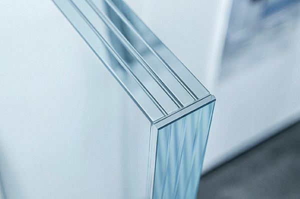 Filigree, functional, unobstructed view: Edging made from glass protects the exposed glass edge and provides the handrail with complete transparency. Photo: sedak