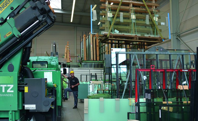 A part of the fast delivery capability and proper handling at Glas Fritz is also the loading of the glasses.