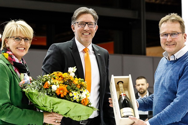 Partnership for more than 15 years: Heike Harig, Ralf Haspel, Board Chairman of elumatec AG and Joachim Harig, CEO of Metallbau Harig (r.). Image copyright: elumatec AG, Mühlacker