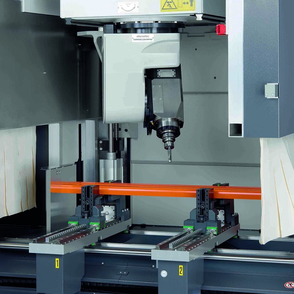 Profile machining centre SBZ 151 Edition 90: 5-axis centre with enhanced pivoting range of -110° to +110° Image copyright: elumatec AG, Mühlacker