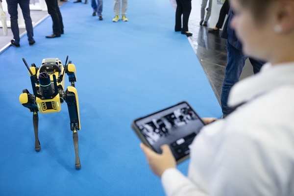 330 exhibitors presented their digital innovations such as a mobile robot for construction sites.