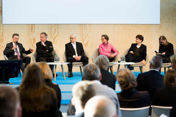 Chances and challenges were intensively discussed in the forum program. This was also the case in the panel discussion at the opening of the trade fair, among others with Minister Ina Scharrenbach.