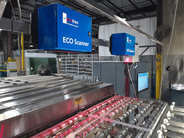 A horizontal ECO Scanner checks the glass right after a GED washing machine (retrofit)