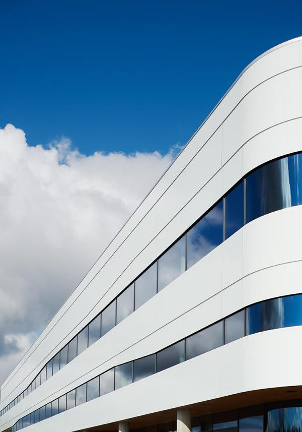 A birch bark façade, deploying Trosifol® diamond white, creates complimentary design at the ‚City between the bridges‘  Photo: Lindman Photography