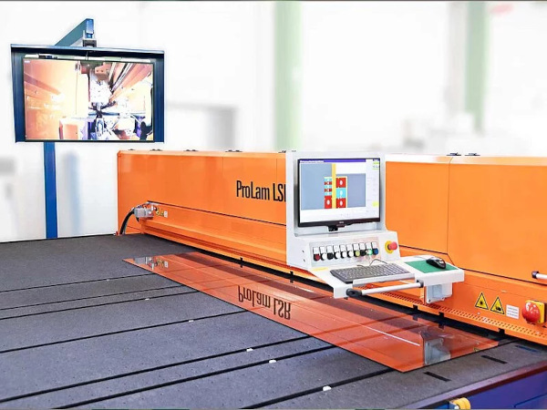The ProLam LSR is equipped with the laser diode heating system as standard, and features a high level of automation with flexibility and cutting results that offer maximum edge quality.