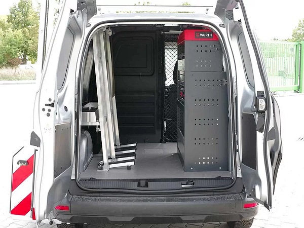The Renault Kangoo E-Tech with a detachable HEGLA exterior rack, interior rack and tool cabinet is not only ideal as a city delivery van – thanks to the easily removable exterior rack, it can be ready for private trips in no time.