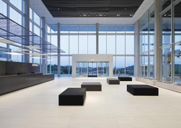 GEZE automatic sliding door systems in the glass façade of the ABUS KranHaus. | Photo: ABUS Kransysteme GmbH
