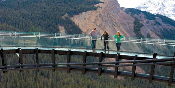 The breathtaking Glacier Skywalk, jutting out from the cliff face, is a superb example of SentryGlas<sup>®</sup> ionoplast interlayers in action. Photos © Brewster Travel Canada