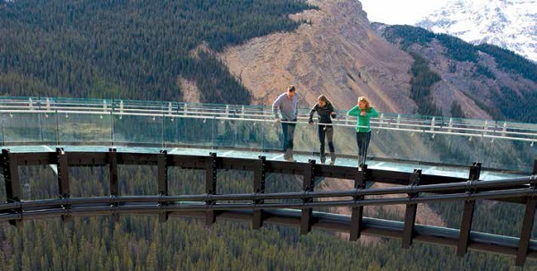 The breathtaking Glacier Skywalk, jutting out from the cliff face, is a superb example of SentryGlas<sup>®</sup> ionoplast interlayers in action. Photos © Brewster Travel Canada