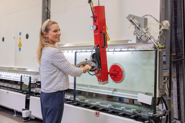 © LiSEC; Ms Bosse lifting an insulating-glass unit from the SRP-A system