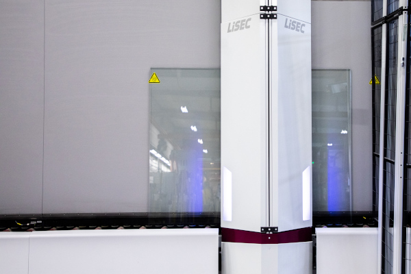 The quality of the glass pane is checked using a scanner © LiSEC