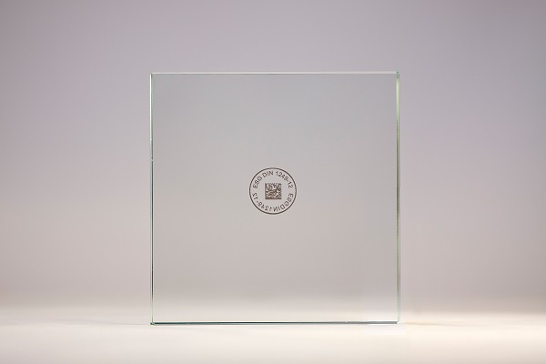 A unique, machine-readable marking allows the glass pane to be identified at any point throughout the production process. The marking is printed on gently without damaging the surface of the glass.