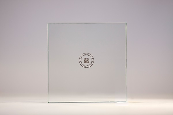 A unique, machine-readable marking allows the glass pane to be identified at any point throughout the production process. The marking is printed on gently without damaging the surface of the glass.