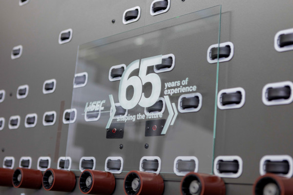 @ LiSEC; Depending on the settings, the CO₂ laser mattes or engraves the glass