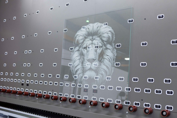 @ LiSEC; Decorative designs such as lettering, logos or images can be realised with the LSP-A