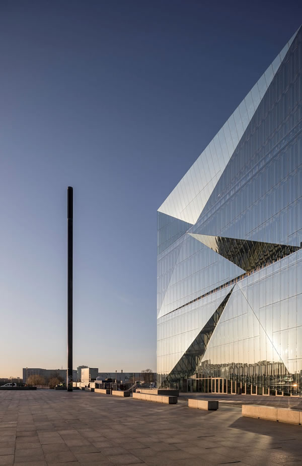 The “cube berlin” is a striking, 11-storey office building at Washington Square with 19,000 sqm of usable floorspace. The various glass types for this building were supplied by Guardian Glass.  Photo: Adam Mørk