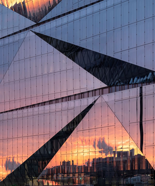 The “cube berlin” is a striking, 11-storey office building at Washington Square with 19,000 sqm of usable floorspace. The various glass types for this building were supplied by Guardian Glass. Photo: Adam Mørk