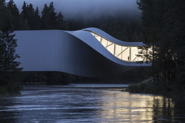 With a 90° cylindrical curve The Twist has caused a stir in the Norwegian town of Jevnaker near Oslo. The glass was supplied by Saint-Gobain Glassolutions. The glass façade was realised as a “structural glazing” façade.  Photo: Laurian Ghinitoiu