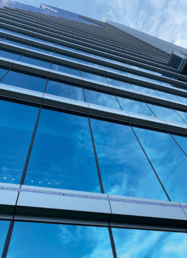The hotel’s entire fa ade is made up of IGUs incorporating the SentryGlas® ionoplast interlayer. Photo: © NR Windows