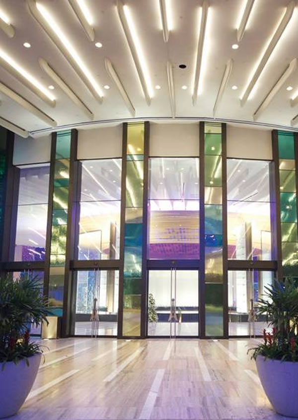 The guitar’s main entrance is a sea of glass, where minimal framing is complemented by maximum strength, thanks to Faour Glass’s SLIMPACT® system.