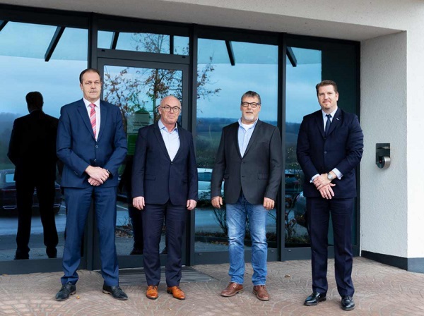To adapt the structures of the HEGLA below Board level to the growth of the company, two further senior members of staff have been appointed as authorised signatories. Josef Kusserow (Head of Production) and Georg Dressler (Head of Strategic Purchasing) are now authorised to represent the HEGLA site in Beverungen.