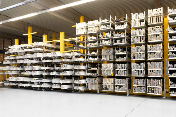 To save space, long-length pallets are stored next to each other. A picking aisle is not moved until material removal. Alternatively, it is possible to remove single rods at the front.