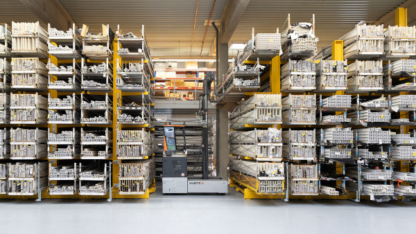 Space-saving storage of long goods pallets and profiles: The mobile storage modules are positioned close together to save space. An opening is not created until loading and unloading begin.