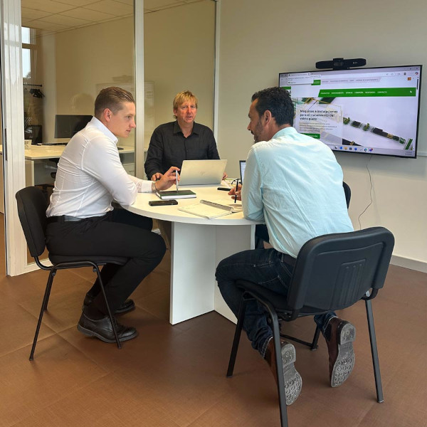 Hand in hand: Sales Agent Rolf Meyer, HEGLA Sales Director Toni Schön and Managing Director of HEGLA Iberica Rui Joaquim