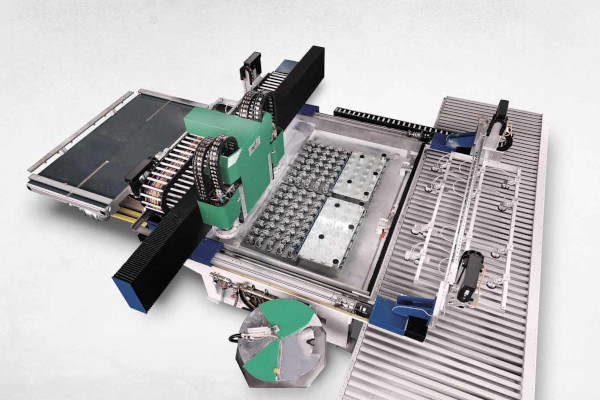 Edging, grinding, polishing, drilling and milling with no set-up time: The RS 8.14 VSS machining centre is suitable for almost any type of glass finishing, whether for individual items or production runs.