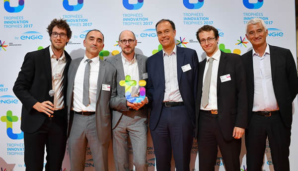 Heliatek & Engie receiving trophy for „New Business“ © engie / Photographer: Nicolas Gouhier