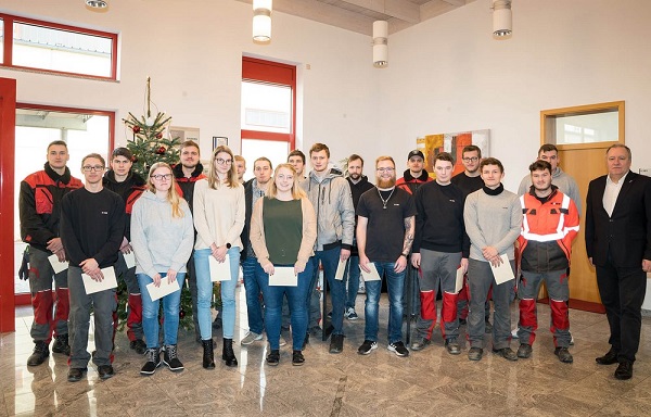 Executive Board member Stephan Meindl (right) congratulated the apprentices on the occasion of their outstanding graduations during a small ceremony.