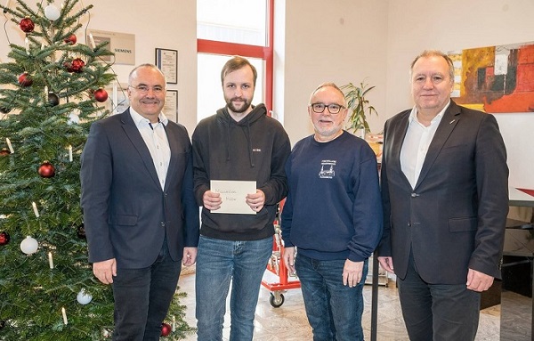 Maximilian Müller (2nd from left) was honoured as the best in the chamber of industry and commerce in Regensburg as a trainee for technical system planner (steel and metal construction technology) for his special training success. In the picture from left to right: Markus Zant (Head of Projects & Technology), Maximilian Müller, Gerhard Hößl (trainer) and Stephan Meindl (Executive Board).