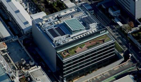 The 12m×12m skylight is tilted to south on top of an atrium. Reflective louvres are arranged around the rooftop.