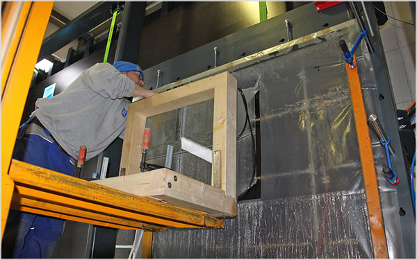 The calibration of the water spray system according to ASTM E 331 with the help of the so-called Catch-Boxes is important before testing the watertightness according to NAFS (North American Fenestration Standard) (Source: ift Rosenheim)