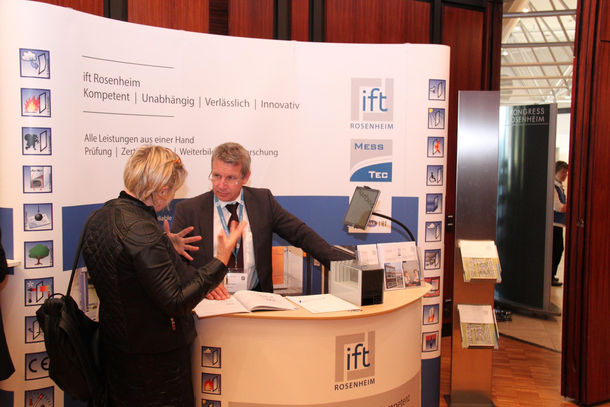 Roland Fischer "in dialogue" with customers at the new ift Trade Fair stand including ift experts that can be reserved by ift customers flexibly for events. (Source: ift Rosenheim)