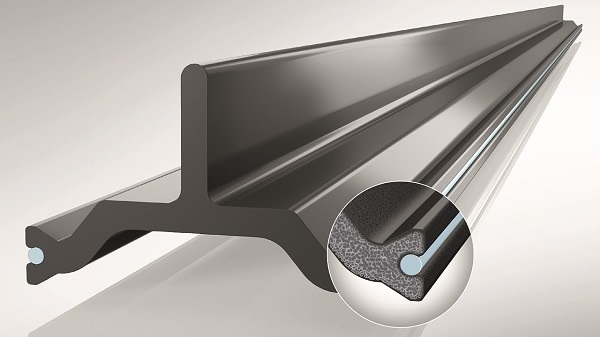 Smooth shell, foamed core: The fine-pored structure in the core of the profile of insulbar LI reduces the thermal conduction capacity. 